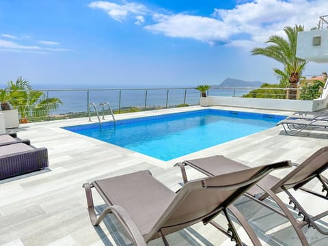 Terrace with swimming pool, equipped with furniture to relax and enjoy the magnificent sun of the Costa Blanca.