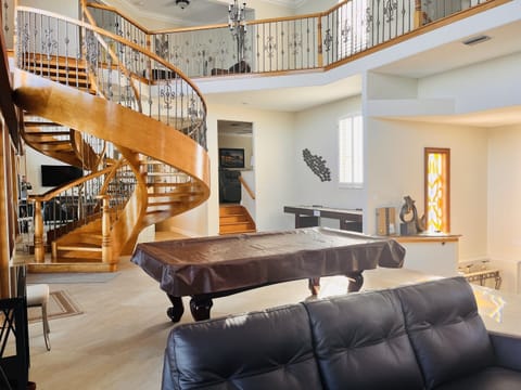 Large family room with pool set!