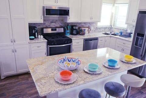 Full kitchen with Island bar