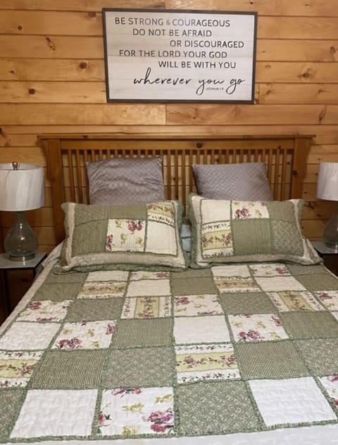BED ROOM/QUEEN BED