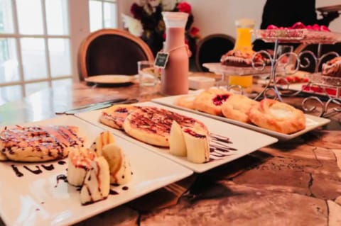 International Chef providing you with the best complimentary breakfast in town!