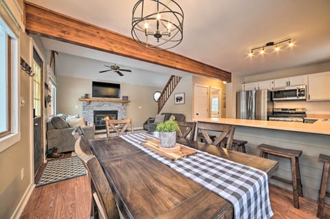 Dining Area | Dishware & Flatware Provided