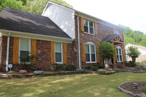 Front view of Duncan-Manor