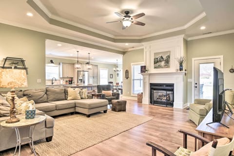 Living Room | Gas Fireplace | Free WiFi (High Speed)