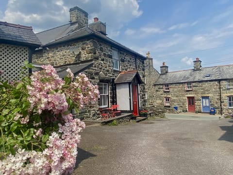 Isfryn cottage is set in a quiet courtyard in the historic heart of the village
