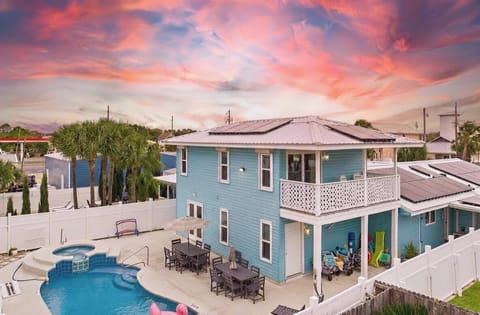 Welcome to your own slice of Florida gulf paradise.  Please note the raised spa is not a hot tub. Colored pool lights brighten up the evenings as the stars come out overhead.