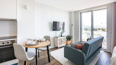 Cozy, warm and effortlessly inviting – the perfect living space to unwind after a day exploring Porto.

#PortoLiving #AirbnbPorto #CozyStay #VisitPorto