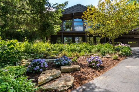 Modern lodge retreat with Bluff views. Secluded yet close to everything. 