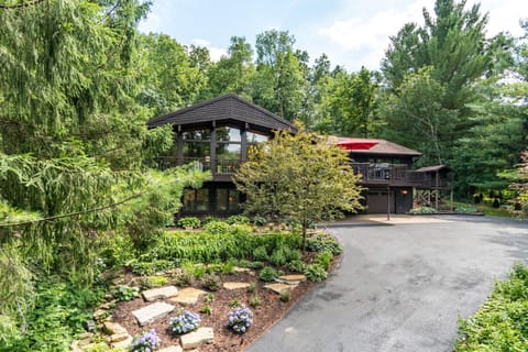 Modern lodge retreat with tree-lined Bluff views. 