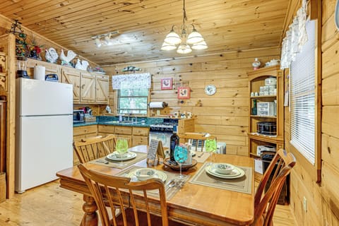 Dining Area | Dishware & Flatware Provided