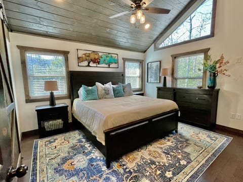 King Ste w/pillowtop memory foam mattress, down alternative comf, private bath