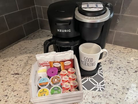 Complimentary start pack: 4 coffees, 2 teas, 2 hot chocolate, sweetener + cream
