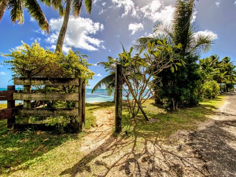Access to Pihaena public beach 100 meters from the bungalow