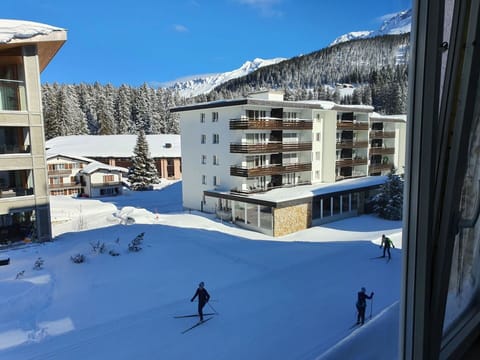 Sky, Building, Snow, Window, Mountain, Azure, Cloud, Urban Design, Slope, Condominium