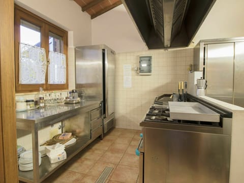 Countertop, Cabinetry, Property, Building, Tap, Sink, Window, Kitchen, Interior Design, Plumbing Fixture