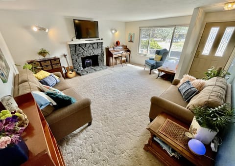 Living Room w/ Piano, books, Smart TV, Netflix, Disney, Amazon Prime. 