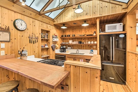 Kitchen | Main Level | Fully Equipped | Cooking Basics | Dishware/Flatware