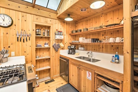 Kitchen | Coffee Maker | Blender | Toaster | Trash Bags/Paper Towels