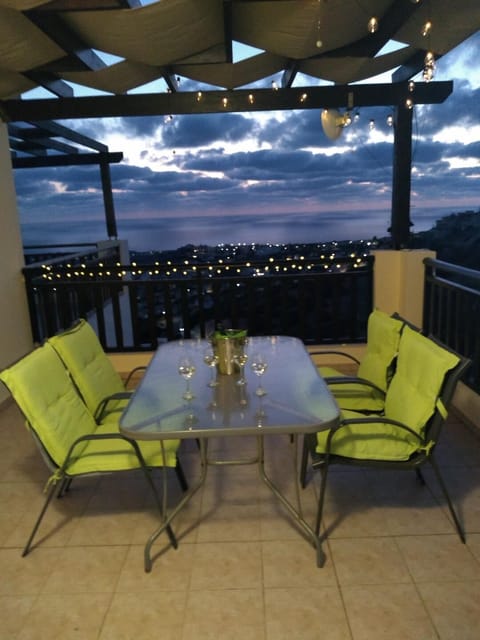 Watch the sunset over Coral Bay from the private balcony. Spectacular views for 