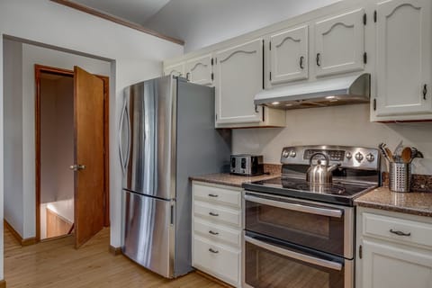 Fully Equipped Kitchen w/ Stainless Steel Appliances