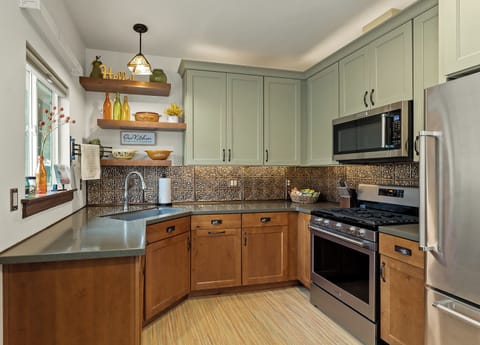 amazing kitchen space perfect to plan and prepare a meal 