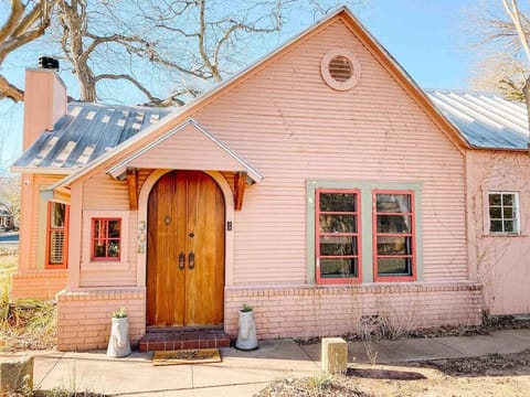 Idyllic curb appeal!