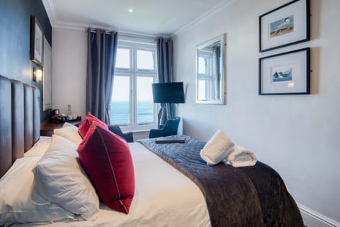 Double Sea View room with king size bed