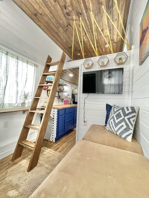 Tiny Home with smart tv and Roku, Netflix, Hulu, Prime Video, Apple, much more 