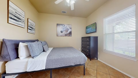 Bedroom with queen size bed