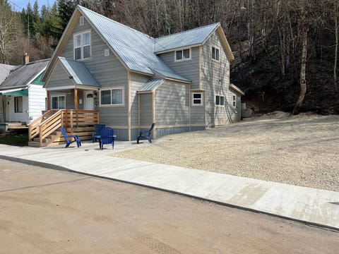 Large 6+ car off street parking area