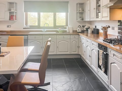 Kitchen | Ty&rsquo;n-y-Canol, Johnston, near Haverfordwest