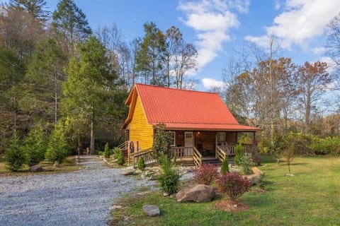 This true log cabin is easily accessible with any car.