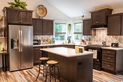 Fully stocked kitchen with Vitamix, baking & cooking wares, plates & dishes to feast