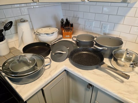 Many pots and pans for you to enjoy meals at home