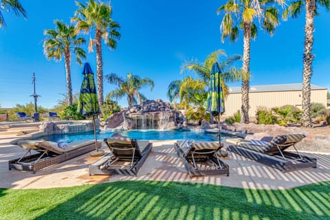 Luxury Resort-Style Pool & Spa