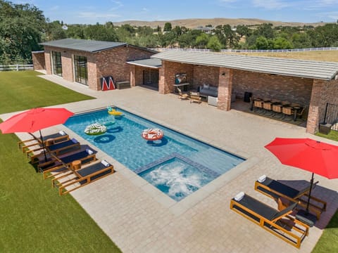 [Heated Pool] Heated saltwater pool with a tanning ledge and eight person hot tub.