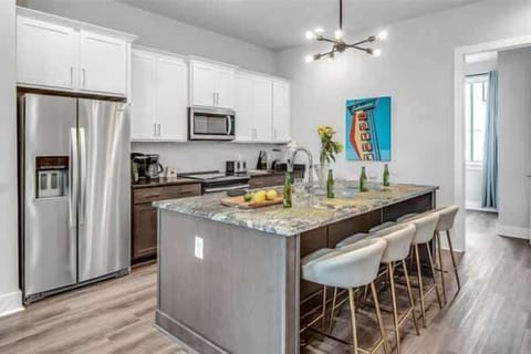 Well-equipped kitchen featuring an island counter with 4 seats.