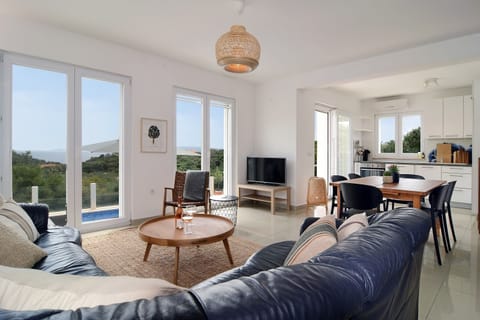 Lower floor open plan kitchen/dining and living area