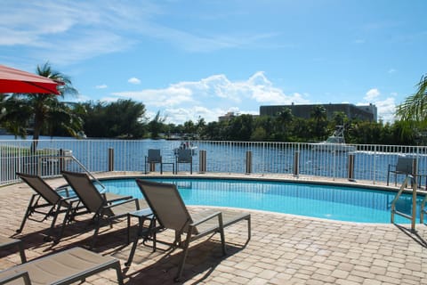 Heated pool. Watch the boats go by. Intracoastal sunsets