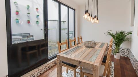 The perfect spot to enjoy a delicious meal with your loved ones! #airbnb #airbnblisbon #portugal #pt #lisbon