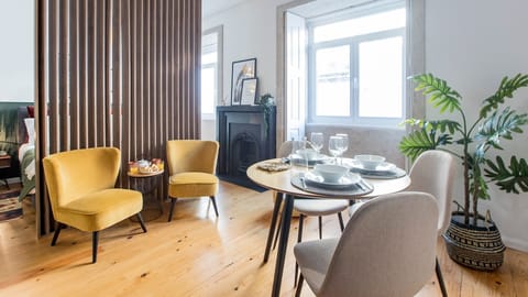 Bright and unique dining area with quality furniture — a stylish setting in the heart of downtown Porto.

#porto #downtown #sunny #portugal #lovelystay