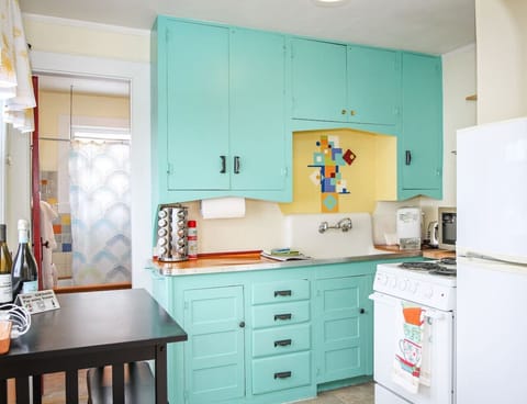 Full private kitchen great for preparing food at home