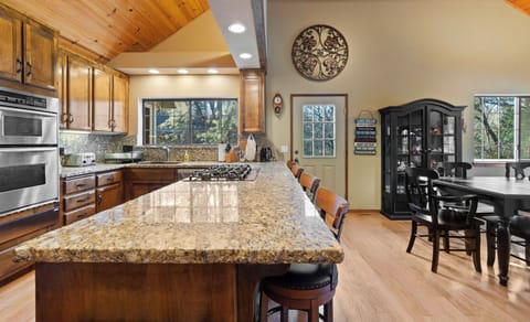 Kitchen breakfast bar with seating for 4