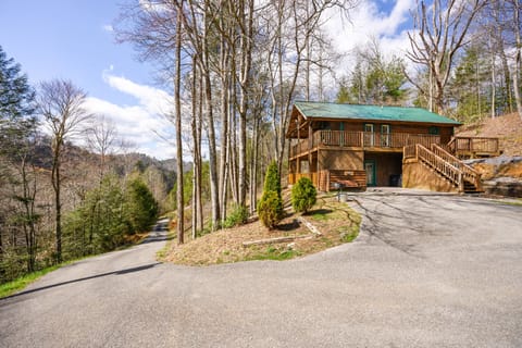The paved driveway takes you to tranquil privacy and a flat parking area
