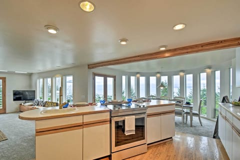 Kitchen | Crockpot | Microwave | Spices | Breakfast Bar