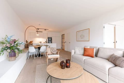 Bright and modern living area with lateral sea view