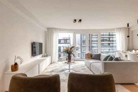 Spacious living room