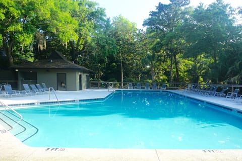 Take a dip in the Inlet Cove Community Pool (seasonal) or toddler pool.