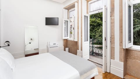 Bedroom with comfortable bed and TV. #relax #porto #airbnb