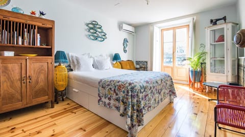 Wake up in a bright and stylish retreat where vintage charm meets modern comfort. Thoughtfully designed details and natural light create the perfect Lisbon stay. #LisbonStay #BoutiqueApartment #CityEscape #Portugal #PT #Lisbon